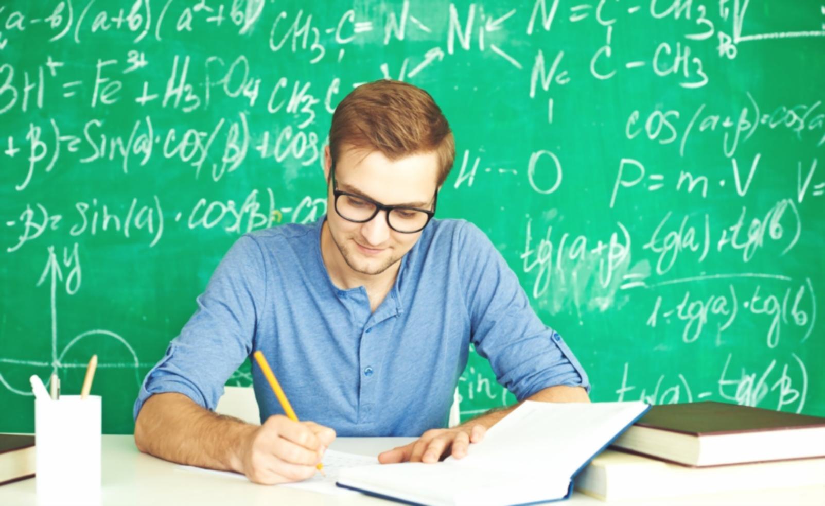 Budgetplanung Arbeitsplatz mit Unterlagen und Taschenrechner